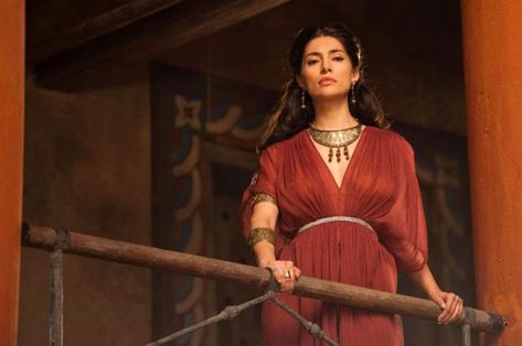 Ancient Rome Fashion, Greek Inspired Fashion, Ancient Rome Clothing, Ancient Roman Clothing, Caterina Murino, Rome Outfits, Rome Fashion, Pose Reference Photo, Ancient Rome