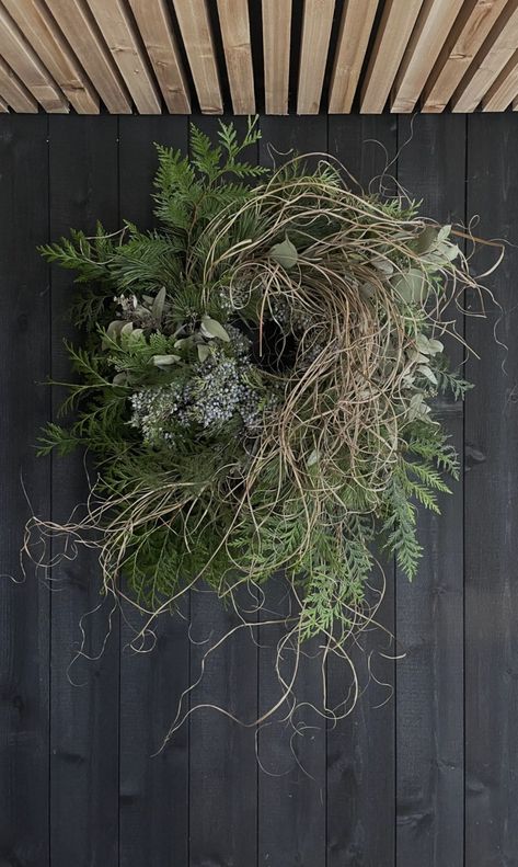 Dried Floral Wreaths, Wreath Hanging, Garden Decor Diy, Spring Decorations, Easter Holiday, Christmas Wreaths For Front Door, Front Porch Christmas Decor, Rustic Garden Decor, Dried Floral