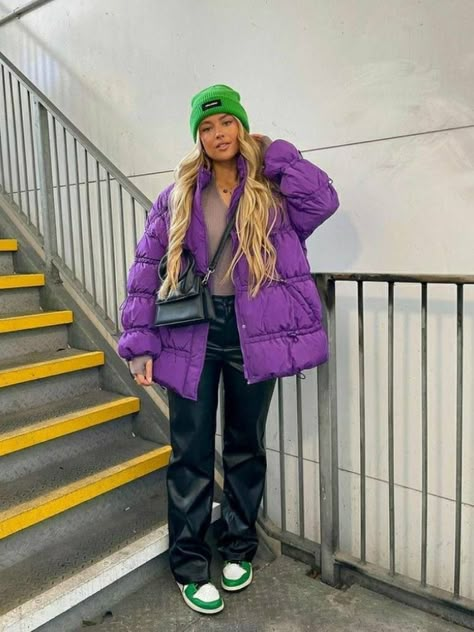 Colorful Winter Outfits Street Styles, Colorful Cold Weather Outfits, Purple Jacket Outfit, Colorful Winter Fashion, Look Boho Chic, Winter Fashion Outfits Casual, Cold Outfits, Street Style Edgy, Fashionista Style