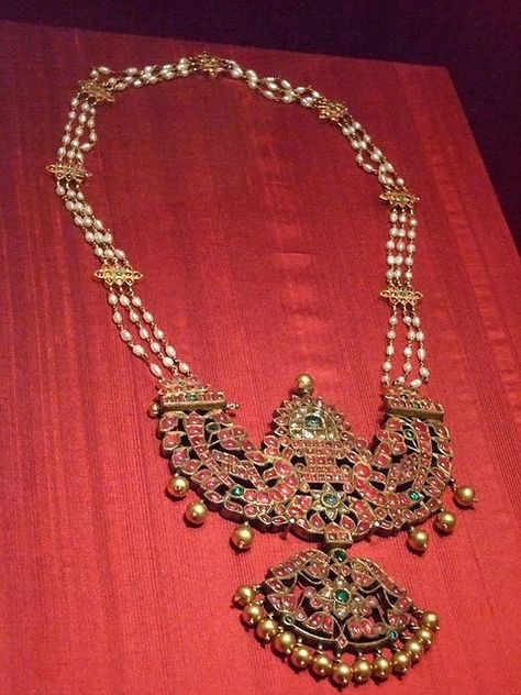 Necklace of gold pearls diamonds rubies and emeralds India Thanjavur Tamil Nadu 19th century CE | Flickr - Photo Sharing! Handmade Jewellery Ideas, Uncut Jewellery, Traditional Indian Jewellery, Bangles Gold, Temple Jewelry, Heritage Jewellery, Tiny Bow, Ethnic Necklaces, Bridal Fashion Jewelry