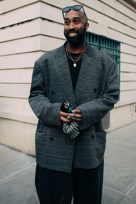 New York Fashion Week FW23 Street Style Looks | Hypebeast Sweater Over Collared Shirt, Outfit Informal, Blazer Street Style, Nyc Fashion Week, Creative Clothes, Organic Fashion, New York Fashion Week Street Style, Long Overcoat, Street Snap