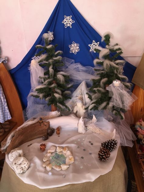 Waldorf Nature Table, Winter Play, Seasons Activities, Diy Rock Art, Holiday Crafts Diy, Winter Books, Winter Preschool, Invitation To Play, Winter Table