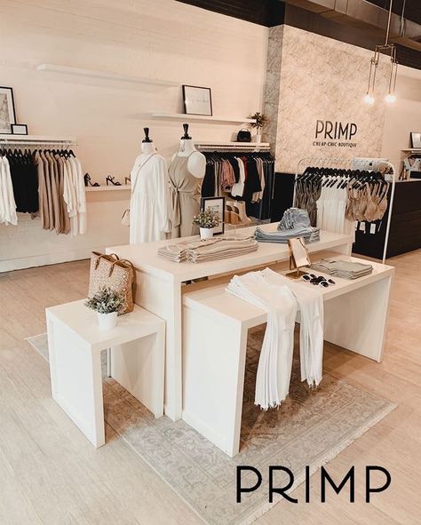 Cutest Boutiques Shops, Neutral Boutique Interior, Display Tables Retail Boutiques, Boutique Retail Display, Botique Interiors Fashion Boutique, Boutique Decor Ideas, Modern Boutique Interior, Neutral Boutique, Small Boutique Interior Design Ideas