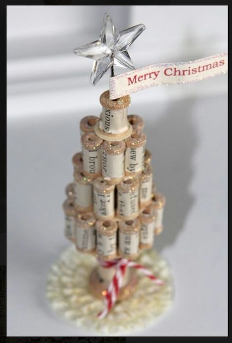 Spool tree Spool Christmas Tree, Wooden Spool Crafts, Spool Crafts, Small Christmas Tree, Deco Table Noel, Christmas Crafts For Adults, Wooden Spools, Wine Corks, Mini Christmas Tree