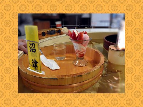 Wooden Tub, Showa Retro, Retro Restaurant, Sushi Plates, Sushi Plate, Conveyor Belt, Japan Culture, Sushi Bar, Japanese Restaurant