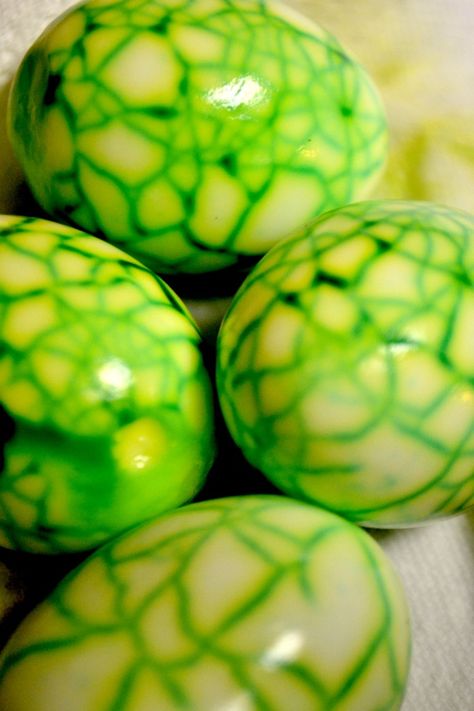 Green Goblin Eggs @Pinkcakeplate Goblin Party, Lotr Party, Fun Halloween Snacks, Bug Snacks, Easy Halloween Party Food, Halloween Appetizers Easy, Healthy Halloween Food, Mini Caramel Apples, Cake Halloween