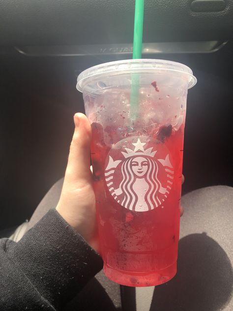 Green Tea Starbucks Drinks, Very Berry Hibiscus Refresher, Starbucks Green Tea, Healthy Starbucks Drinks, Healthy Starbucks, Starbucks Coffee Drinks, Starbucks Refreshers, Starbucks Coffee, Starbucks Drinks