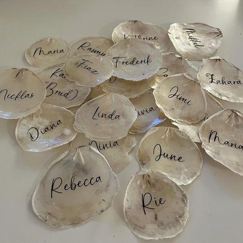 These seashell place cards are a gorgeous natural touch to your wedding. You can choose different text color and font. Just send us a message with your wishes 📧🙌🏻 #bordkort #konfirmation #festpynt #festideer #bryllup #bryllupsbordkort #bryllupsbord #bryllupsbordpynt #bryllupspynt #bryllupsplanlægning #bryllupsarrangør #bryllupsinspiration #viskalgiftes #forlovet2023 Seashell Place Cards, Bridal Hair Vine, Hair Vine, Place Cards, Text Color, Bridal Hair, Wedding Favors, Sea Shells, 1st Birthday