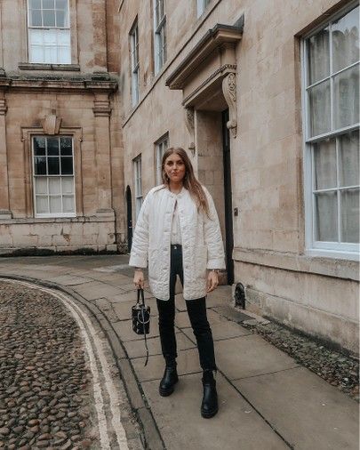 Chunky Ankle Boots Outfit Street Style, Cream Quilted Jacket, Cream Jacket Outfit Winter, Cream Quilted Jacket Outfit, Beige Quilted Jacket Outfit, Cream Jean Jacket Outfit, White Quilted Jacket Outfit, Monochrome Casual Outfit, Denim Jacket Outfit Winter