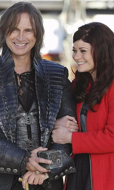 The Once Upon a Time Cast Explains Why Rumplestiltskin and Belle Are Fan Favorites #onceuponatime #ouat Once Upon A Time Cast, Belle And Rumplestiltskin, Rumple And Belle, Emilie De Ravin, Once Up A Time, Robert Carlyle, Emma Swan, Captain Swan, Sweet Romance