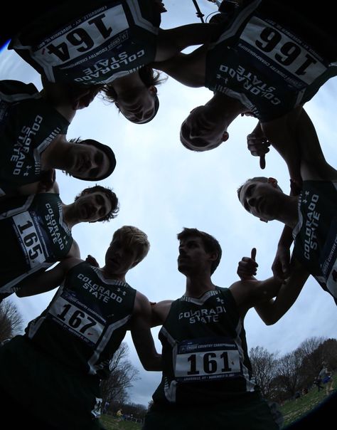 Track Team Photos, College Cross Country, Senior Cross Country Pictures, Cross Country Photography, Cross Country Photoshoot, Cross Country Running Aesthetic, Xc Pictures, Cross Country Senior Pictures, Xc Season