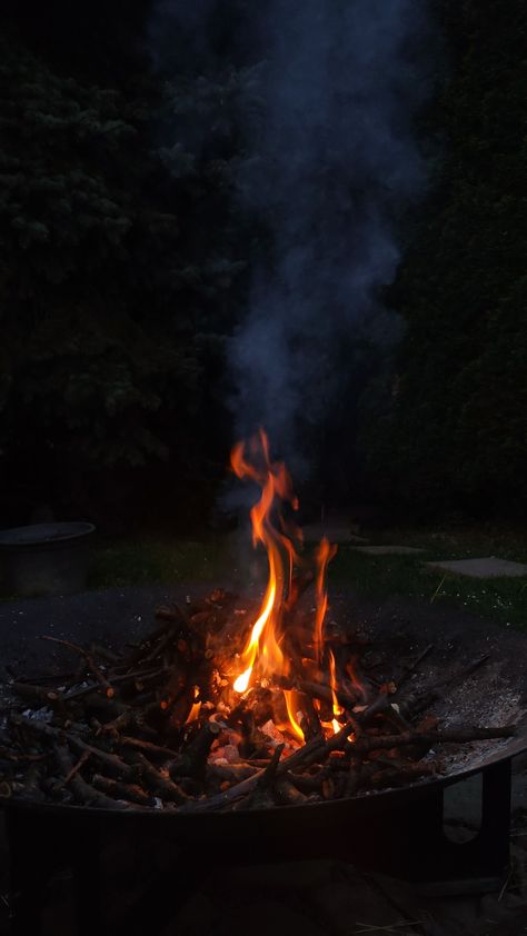 fire campfire outside with friends hanging out nature aesthetic flames 2023 night dark aesthetic Camp Fire Aesthetic Dark, Aesthetic Flames, Campfire Aesthetic, Forest Campfire, Flame Aesthetic, Outside With Friends, Campfire Night, Emma Core, Gemma Jones