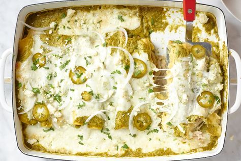 You've never seen chicken enchiladas like this before. Creamy Chicken Dishes, Enchilada Suizas, Chicken Suiza, Fatty Recipes, Enchiladas Suizas Recipe, Creamy Green Sauce, How To Make Enchiladas, Burrito Recipes, Enchiladas Chicken