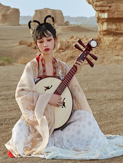 Han Dynasty Clothing, Chinese Umbrella, Musician Photography, Chinese Art Girl, Chinese Hanfu, Character Poses, Wild Woman, Chinese Clothing, Ancient China