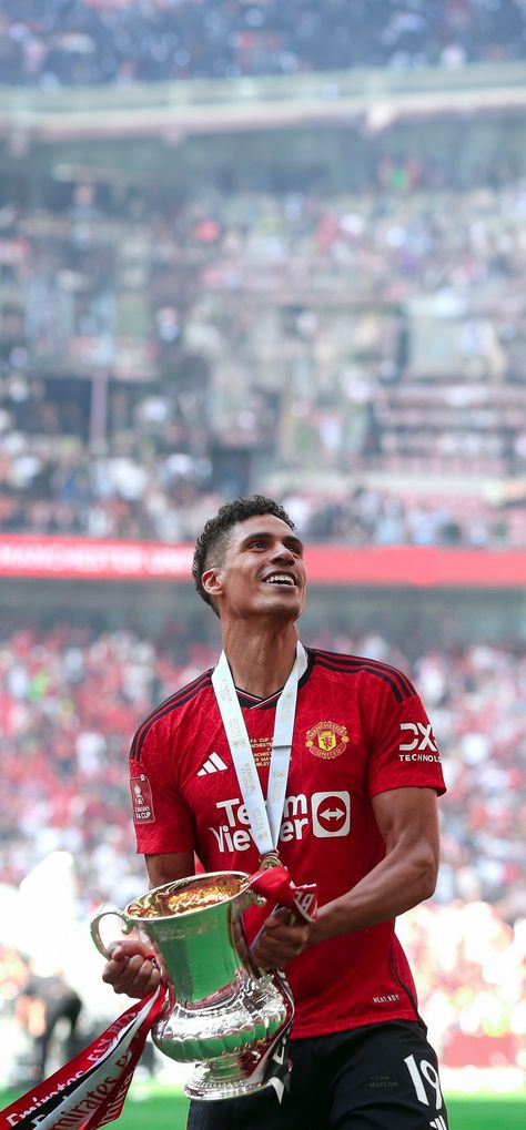 Retro Wallpapers, Raphael Varane, United Wallpaper, Football Players Photos, Manchester United Wallpaper, Manchester United Fans, Football Legends, Manchester United Football Club, Premier League Football