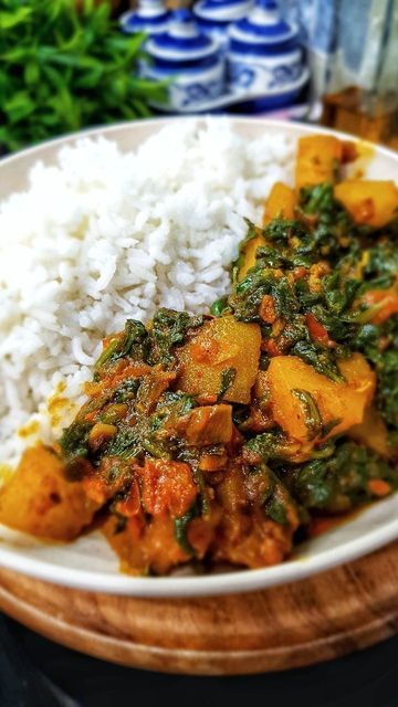 Palak Aloo Recipe, Aloo Palak Recipe, Aloo Recipe, Indian Lunch, Aloo Recipes, Naan Recipe, Rice Side Dishes, Cumin Seeds, Diced Potatoes