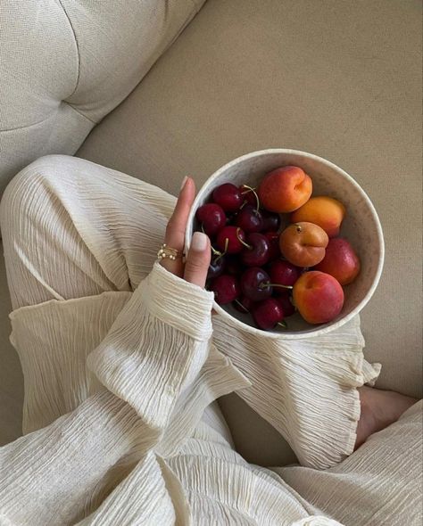 Soft Life Era, A Soft Life, Soft Life, Healthy Food Motivation, Healthy Lifestyle Inspiration, Fruit Bowl, Aesthetic Food, Peaches, Summer Recipes