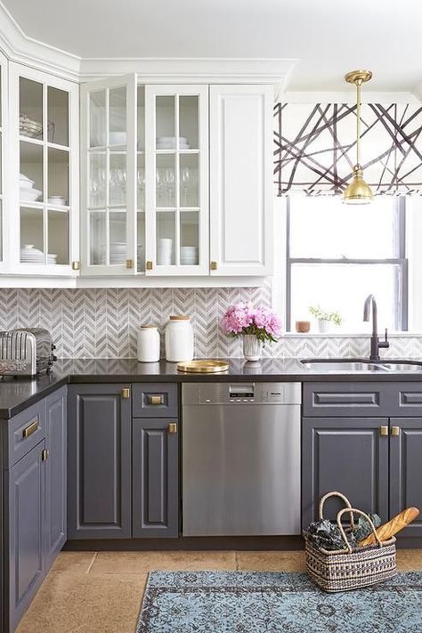 13 Mistakes to Avoid When Renovating Your House - FeelsWarm White Cabinets Black Countertops, White Upper Cabinets, Cocina Shabby Chic, Two Tone Kitchen Cabinets, Beautiful Kitchen Cabinets, Серая Кухня, Dark Countertops, Painted Kitchen Cabinets Colors, Gray And White Kitchen