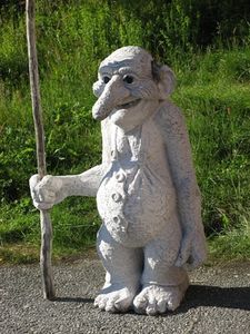 How to Sculpt With Vermiculite - solution for making the large gargoyle for the back yard. Cement Garden, Concrete Statues, Yard Sculptures, Cement Art, Plaster Sculpture, Concrete Sculpture, Siluete Umane, Concrete Diy Projects, Concrete Crafts