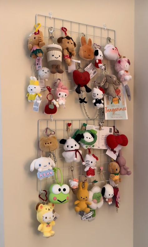 Keychain Storage Ideas, Room Decor Trinkets, Age Re Room, Plushie Display Ideas, Keychain Collection Display, Sticker Collection Display Ideas, Plushie Wall, Pin Display Ideas, Cute Storage Ideas