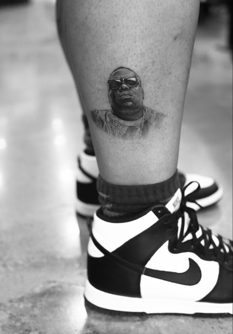 Notorious Big Tattoo Design, Biggie Smalls Tattoo Ideas, Biggie Tattoo, Notorious Big Tattoo, Hip Hop Tattoo Ideas, Nas Tattoo, Biggie Smalls Tattoo, Jcole Tattoo, Hop Tattoo