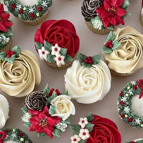 Crumbs! Custom Cupcakes🧁 on Instagram: "FESTIVE FEVER!🎄🧁🌺 Christmas cupcakes mode, activated…! 😅🎄A few of this week’s festive blooms, with the addition of wreaths for the boxed cupcakes! #cupcakes #christmascupcakes #baking#cupcakeart #cakeart #floralcupcakes #festivecupcakes #cupcakebouquet #flowercupcakes #poinsettia #cupcakelove #edibleart #cakedecorating #cupcakegoals#buttercreampiping #cupcakedecorating #buttercreamflowers #edibleflowers #christmasflowers" Winter Flower Cupcakes, Christmas Floral Cupcakes, Christmas Cupcake Bouquet, Christmas Decorated Cupcakes, Christmas Wedding Cupcakes, Xmas Cupcake Ideas, Christmas Cupcake Designs, Christmas Cupcake Flavors, Winter Wedding Cupcakes