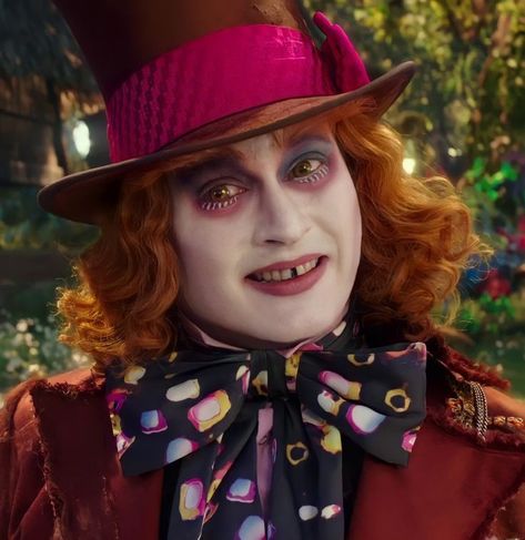 Supervillain Aesthetic, Tarrant Hightopp, Johnny Depp Mad Hatter, John Depp, Tim Burton Characters, Alice In Wonderland Aesthetic, Tatuaje A Color, Bonham Carter, Helena Bonham Carter