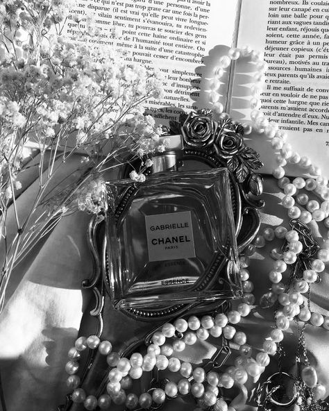 Chanel Jennie Kim, Chanel Jennie, Evelyn Hugo, Black And White Photo Wall, Ap Art, Dangerous Woman, White Photos, Black White Photos, Jennie Kim