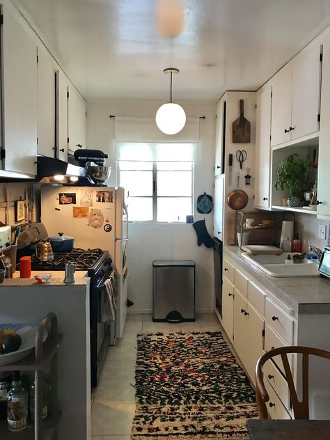 Writer Apartment Aesthetic, Dorm Apartment Kitchen, How To Make Apartment Carpet Look Better, Room Inspiration Bedroom Vintage, Trailer Home Interior, Old Apartment Decorating Rental, 1930s Apartment, Very Small Kitchen, Apartment Decoration