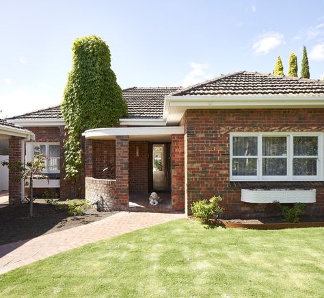 Brick Bungalow Exterior, Clinker Brick House, Red Brick House Exterior, Clinker Brick, Modern Organic Home, Steel Extension, Brick Siding, Red Brick House, Brick Exterior House