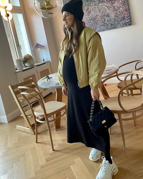 Preggo Street Style, Scandinavian Maternity Style, Scandi Maternity Style, Pregnant Street Style Winter, Pregnancy Outfits Street Style, Street Style Pregnant, French Pregnancy Style, Pregnant Business Casual, 90s Maternity Fashion