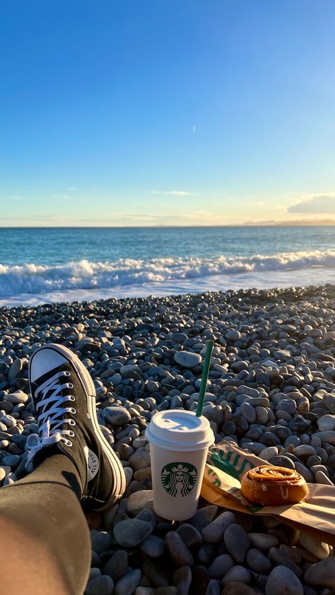 Pause café Starbucks et cinnamon roll sur une plage de galet face à la mer 5 Aesthetic, Beach Instagram Pictures, Bts Wings, Cinnamon Roll, Starbucks Coffee, Instagram Pictures, Cinnamon Rolls, Converse Shoes, Cinnamon