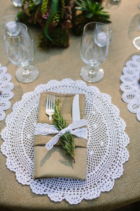 Detalhes À Mesa...  Simples e Bonita. Burlap Napkins, Wedding Placemats, White Table Settings, Rustic Table Setting, Doily Wedding, Wedding Color Combinations, Neutral Wedding Colors, Dinner Party Summer, Crochet Wedding