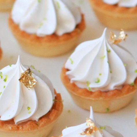 By: Marian Rapetta on Instagram: "Mini tartaletas de pie de limón 🤌🏻 Las tartaletas listas las pueden conseguir en @elrincondelpastelerord . Lo mejor es que se pueden rellenar con lo que deseen. Yo las relleno con crema de pie de limón y las horneo durante unos minutos, igual que con el pie grande. También las hago con crema de chocolate, crema pastelera y las decoro con topping de frutas." Mini Pastelitos, Pie Grande, June 30, Candy Bar, Frosting, Tart, Chef, Candy, Cake