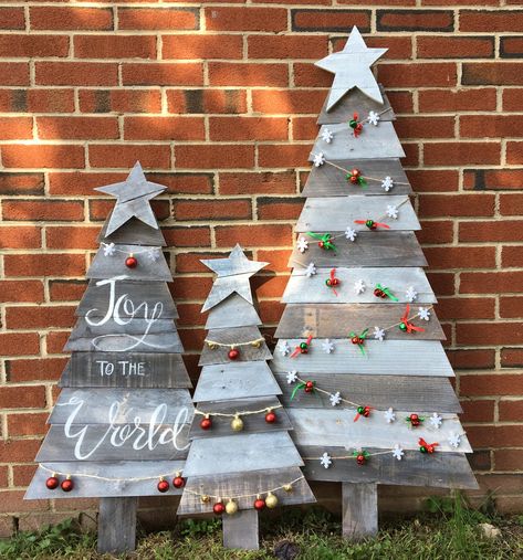 Wooden Pallet Christmas Tree, Pallet Wood Christmas, Pallet Wood Christmas Tree, Christmas Diy Wood, Wooden Christmas Crafts, Pallet Christmas Tree, Christmas Yard Art, Pallet Christmas, Handmade Christmas Crafts