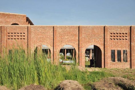 Zimbabwean Primary School Builds an Enclosed Pathway Beneath Arched Brick Roofing In Hopley #ArchitectureforHumanity #Brick #IngenieuresansGrenzen #School #Zimbabwea Brick Roof, Project Site, School Administration, Natural Ventilation, School Building, Construction Worker, Brick Building, Ventilation System, Brickwork