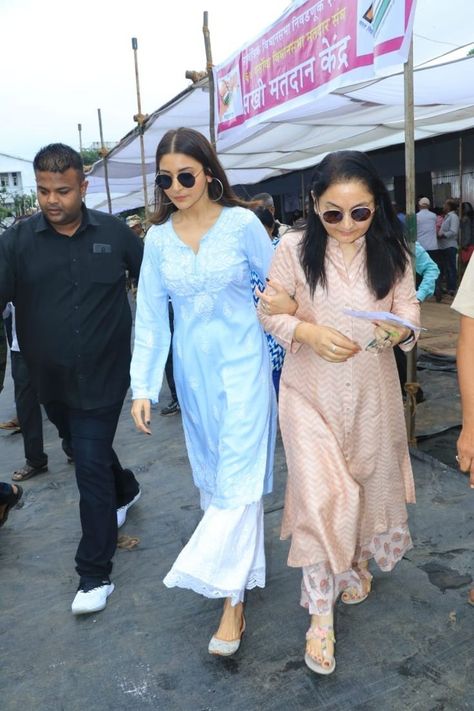 Anushka Sharma Casual Outfit, Anushka Sharma Style, Anushka Sharma Outfits, Kurti Types, Hindi Fashion, Anushka Sharma Saree, Chikan Kurta, Simple Indian Suits, Sara Dress