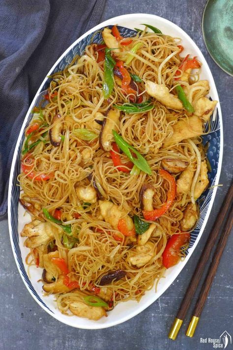 A quick stir-fry featuring springy noodles, tender chicken, and crunchy vegetables, this chow mei fun recipe takes little effort to cook but is so satisfying to eat. Cantonese Egg Noodle Recipes, Vegetable Mei Fun Recipe, Chiken Recepies, Philapino Recipes, Mei Fun Noodles, Mei Fun Recipe, Chow Mei Fun, Mei Fun, Stir Fried Noodles