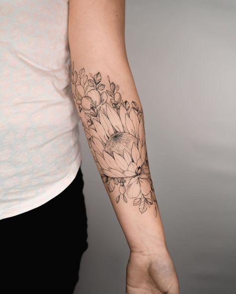 Arm Tattoo Flowers, Flowers And Mandala, Floral Arm Tattoo, Shoulder Tats, Wrap Tattoo, Tattoo Flowers, King Protea, Instagram King, Flower Sleeve