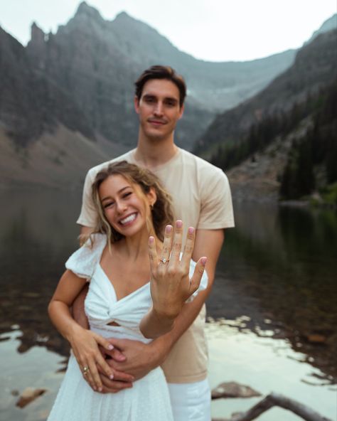 Hiking Proposal, Height Difference Couple, Diamond Gold Band, Pose Photography, Mountain Aesthetic, Height Difference, Date Idea, Engagement Ring Photos, Couple Picture Poses