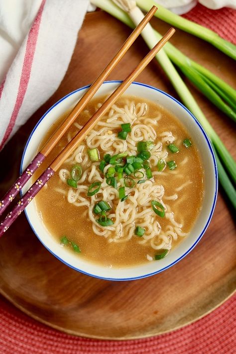 Vegetarian Noodle Bowls, Vegan Ramen Recipes, Vegetarian Noodles, Ramen Recipes Easy, Asian Noodle Recipes, Ramen Recipe, Vegan Ramen, Design Café, Ramen Recipes