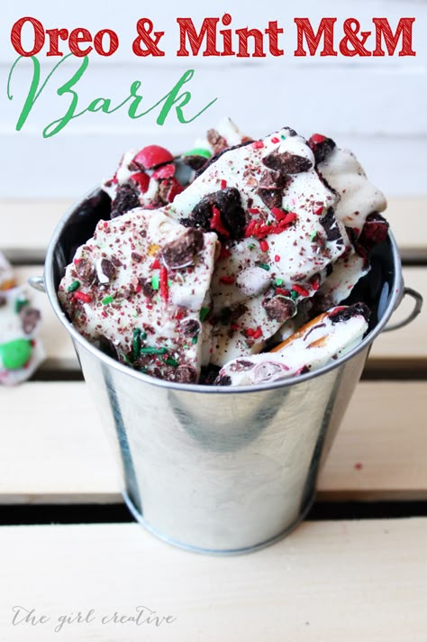 Oreo and Mint M&M Bark Christmas Yummies, Christmas Candy Gifts, Bark Recipe, Christmas Favorites, Chocolate Bark, Cooking Recipe, Noel Christmas, Candy Gifts, Favorite Snack