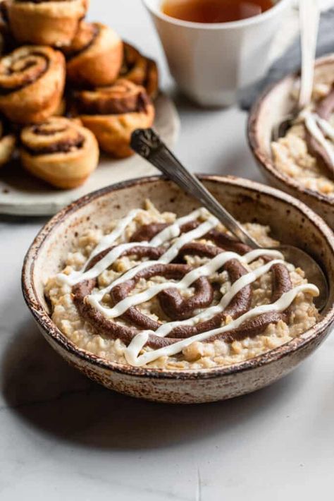 Healthy Cinnamon Roll, Protein Dessert Recipes, Healthy Cinnamon Rolls, Protein Oatmeal, Protein Desserts, Protein Snacks, Cinnamon Roll, Fat Free, A Bowl