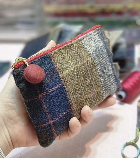 Tartan Crafts, Recycled Denim Bags, Tweed Purse, Tweed Bag, How To Make Purses, Diy Bags Purses, Sewing Purses, Small Sewing Projects, Wool Crafts