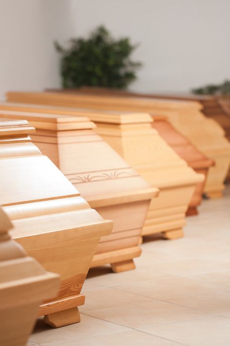 Ataúdes en tienda de funeraria Foto Prem... | Premium Photo #Freepik #photo #tienda #madera #mostrar #exposicion Premium Photo, Woodworking, Toys, Wood, Quick Saves