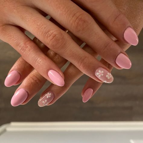 Pink Pastel Nails Design, Pale Pink Nails With Flowers, Gel Nail Designs Light Pink, Nails With Little Flowers, Short Round Nails Ideas Summer, Pink Nails With Design Short, Pink Nails With Flower On Ring Finger, Neutral Pink Nails Design, Simple Baby Pink Nails