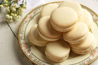 I love lemon macarons! Dessert Lemon, Lemon Macarons, Baked Desserts, French Macaron, Buttercream Filling, Tasty Kitchen, Buttercream Recipe, Macaron Recipe, The Best Recipes