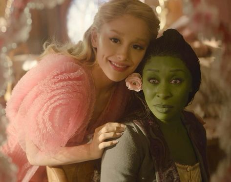 wicked movie trailer !! 🩷💚🫧 Clancy Brown, Elphaba And Glinda, Glinda The Good, Jonathan Bailey, Sam & Cat, Wicked Musical, Witch Of The West, Glinda The Good Witch, Cynthia Erivo