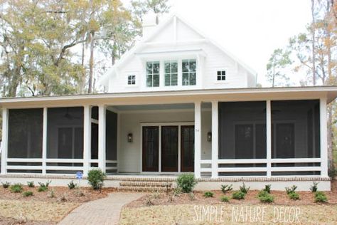 low country screened in porch Country Screened In Porch, Screened In Porch Plans, Screened Front Porches, Big Front Porches, Screened Porch Designs, Screened Porches, Porch Plans, Front Door Makeover, Farmhouse Front Door