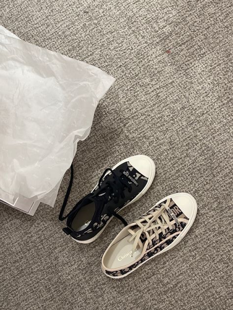 Dior диор обувь мода стиль Walk'n'dior Sneaker Outfit, Walk N Dior Sneakers Outfit, Dior Shoes Aesthetic, Dior Sneakers Outfit, Walk N Dior Sneakers, Aesthetic Dubai, Dior Outfit, Shoping Bag, Good Photo Editing Apps